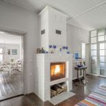 Kominek ogrzewa cały dom. Zrobiła go firma Ekar-term z pobliskiej Choczni. Sznurkowy chodnik, kupiony z metra na bazarku w