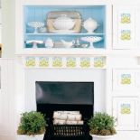 Kominek ozdobiony freskiem. W stylu art déco