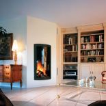 Kominek Pictofocus 1200 z wypukłą szybą nie zajmie dużo miejsca. Kosztuje od 34 746 zł. FOCUS - KOPERFAM