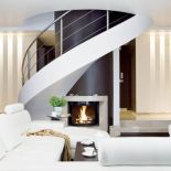 Kominek pod schodami. Dom o dwoistej naturze