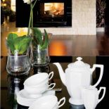 Kominek świetnie komponuje się z kamienną ścianą.