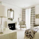 Kominek w sypialni. W bieli i lustrach