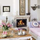 Kominek z hinduskimi dekoracjami. Francuska lekkość i angielskie ciepło