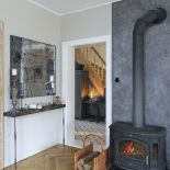 kominek w domu w stylu loftowym