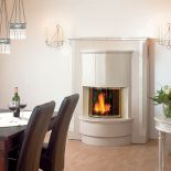 GL32, przyścienny kominek ozdobiony kremowymi kaflami, KAUFMANN.