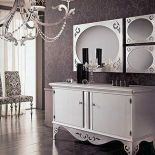 Komoda (do wyboru kolory: kość słoniowa, antyczny heban, błyszczące lub antyczne srebro) kosztuje 12 500 zł. Duże lustro w