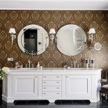 Komoda z blatem z kararyjskiego marmuru.