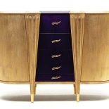 Komoda z kolekcji L etá dell oro inspirowana XIV-wiecznymi polichromiami włoskiego malarza Giotta.