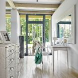 Komoda z kryształowymi gałkami obita skórą to dzieło Philippa Pleina.