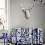 HERITAGE, komoda zdobiona ręcznie malowanymi płytkami, w środku wyłożona płatkami złota, BOCA DO LOBO, bocadolobo.com.