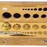 Komplet odważników. Wagi kiedyś i dziś