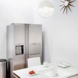 Kompozycja bieli i stali. Minimalizm z odrobiną ciepła