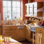 Komu nie marzy się kuchnia z oknem wychodzącym na ogród? ­Model Graffis to masywne, rustykalne meble dębowe, patynowane i