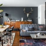 Koncert dizajnerskich lamp. W głębi – dwie z galerii Figaro: na drewnianej oraz ażurowej nodze. Nad stołem ikona