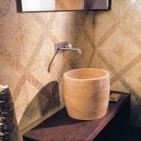 Konsekwentnie i elegancko. Z trawertynu - płytki z głębokim pozłacanym reliefem (430 zł/szt.) i umywalka.