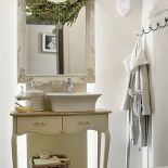 Konsekwentny styl francuski i świąteczne dekoracje.