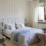 Konsola, nocne stoliki i lampy są z firmy Eichholtz.