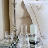 Konsola, nocne stoliki i lampy są z firmy Eichholtz.