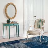 Konsola w kolorze polinezyjskiego turkusu i owalne lustro zrobione są z orzecha. TONIN CASA