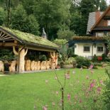 Konstrukcję z grubych jodłowych bali i rzeźbione meble zrobili fachowcy z okolic Poronina.