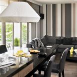 Kontrast goni kontrast. Ciemne jest tylko pozornie ciemne, w głębi kryją się przecież intrygujące detale,