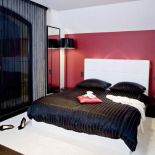 Kontrastowa czerwona ściana. Dom o dwoistej naturze