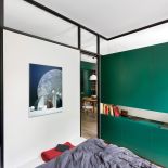 Kontrastowa sypialnia: trochę ciemna, trochę jasna, bo kontrast powiększa i wybija z rutyny.