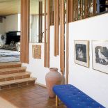 Kontrastowe zestawienia, np. szklane tafle obok prymitywnego kamiennego kominka,