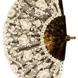 Koronka szydełkowa osadzona na szylkrecie, naszyta na czarny materiał ozdobiony cekinami, XIX w., cw 2500 zł, OSTOYA