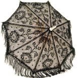 Koronkowa parasolka z frędzlami, mechaniczna, Włochy, lata 1850-1870, MUSEO DELL OMBRELLO