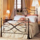 Koronkowa robota. Solidne żelazne łóżko, a wydaje się lekkie jak piórko. HEBAN