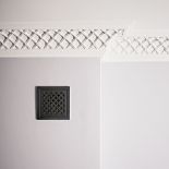 Koronkowe detale: uplecione sztukaterie (firma Fronton), ażurowa kratka wentylacyjna (firma Zieliński).