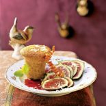 Korzenny pudding z migdałami i świeże figi.