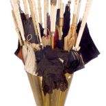 Kosz wiktoriańskich parasoli z rączkami z kości słoniowej, 1890 r., z kolekcji Gary ego Durow/fot. Steve Dean