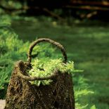 Kosz z drucianej siatki i mchu doskonale sprawdza się jako ogrodowa donica.