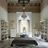 Kosztuje 5650 zł, biblioteka gustawiańska – 9650 zł, komoda – 3760 zł. Meble można zamówić pod wymiar.