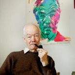 Koszula, krawat i sweter. Fajka. Siwe włosy, twarz spokojna, mądre oczy, tak jak na plakacie Świerzego ? oto Grzegorz