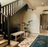 eleganckie schody w domu pełnym drewna