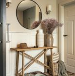 przytulny hol w domu pełnym drewna