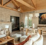 przytulny salon z jadalnią w drewnie i bieli