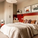 czerwona boazeria w sypialni