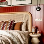 czerwona boazeria w sypialni