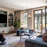 zabudowana ściana w salonie