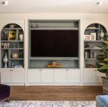 zabudowana ściana tv w salonie