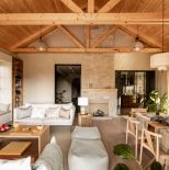 Salon w drewnie i bieli