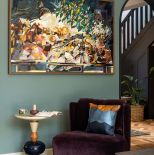 zielona ściana fioletowy fotel w salonie