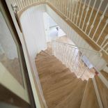 Kręcone, drewniane schody. Ażurowy świdermajer