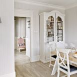 Kredens i krzesła z Fabryki Wnętrz. Mieszkanie w kolorach morza