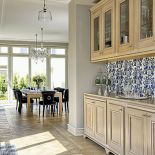 Kredens z bielonego dębu stoi, nietypowo, między salonem a kuchnią. Tapeta nad blatem jest od Ralpha Laurena.