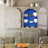 Kredens z dębu szczotkowanego ze środkiem pomalowanym wściekle niebieską farbą zaprojektowała Patricia Urquiola, stół z